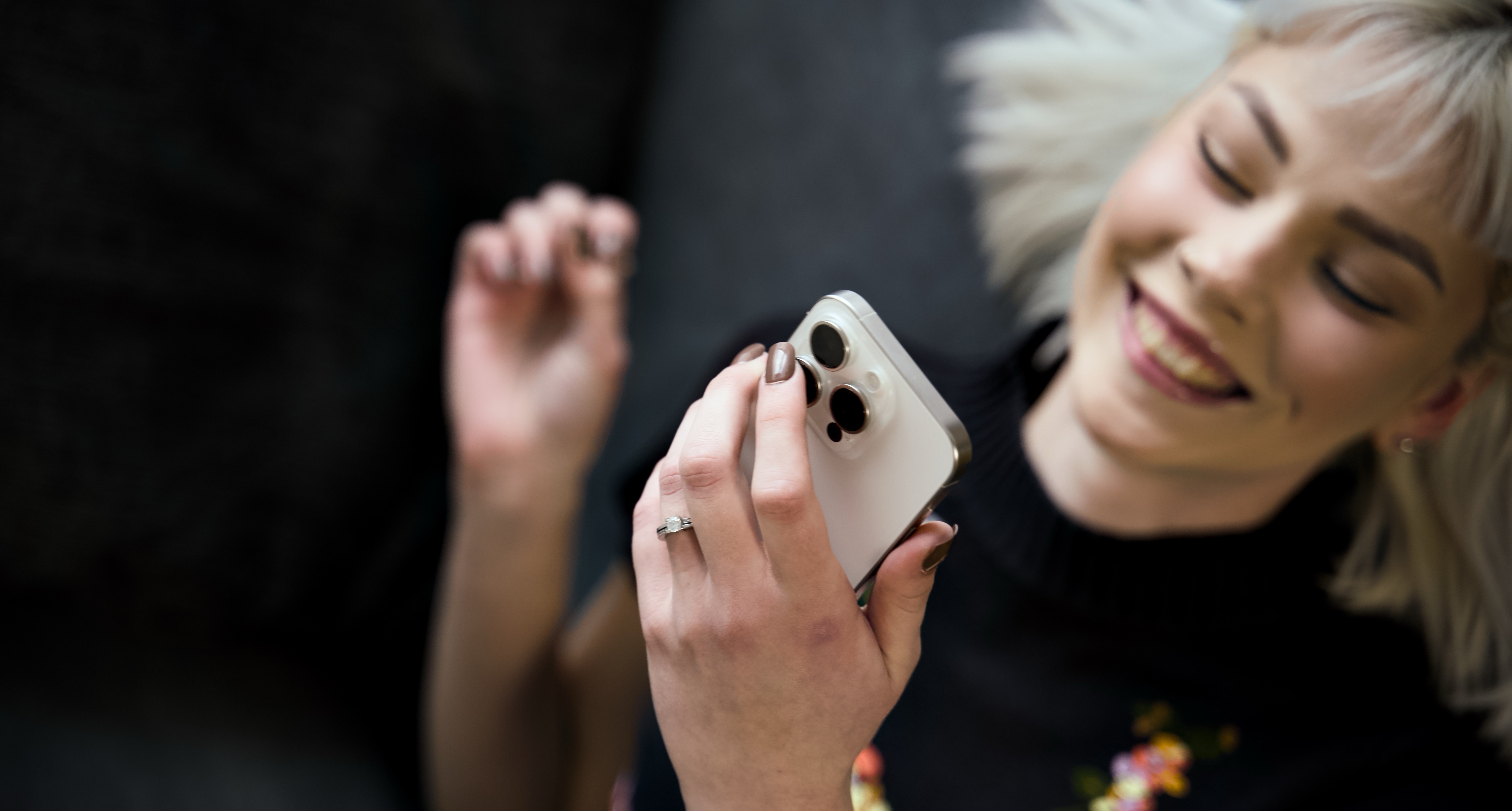 Kaks naist vaatavad telefoni